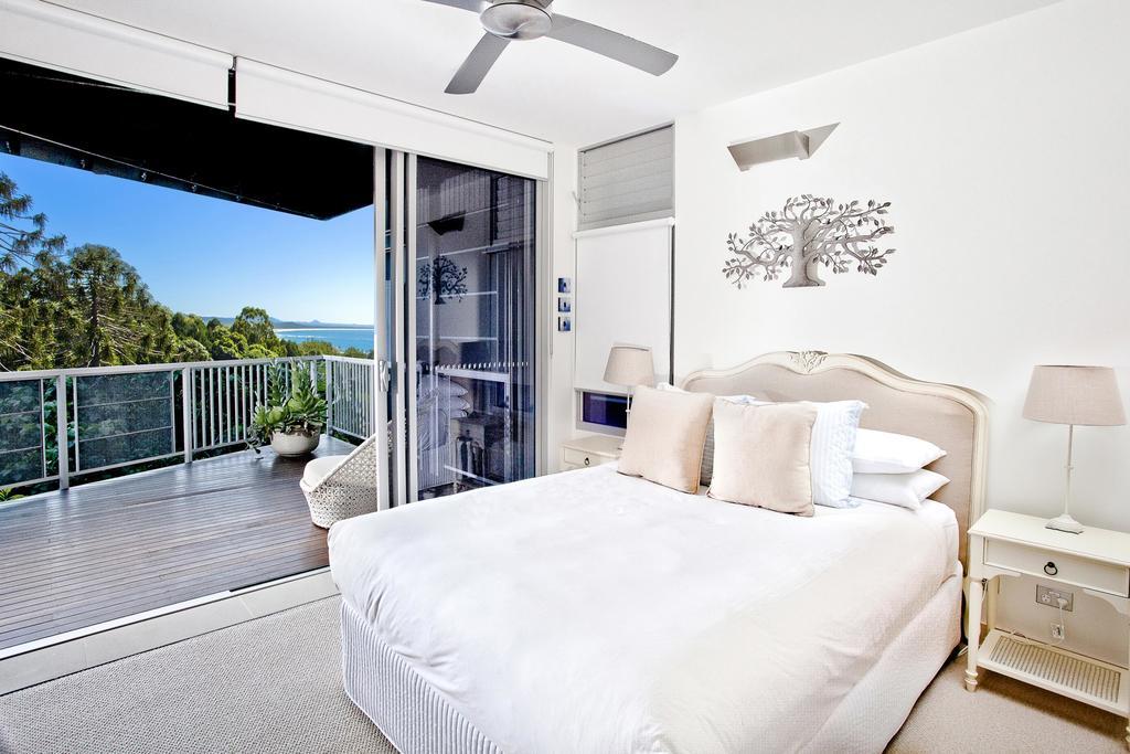 Peppers Noosa Resort And Villas Стая снимка A bedroom with a sliding door