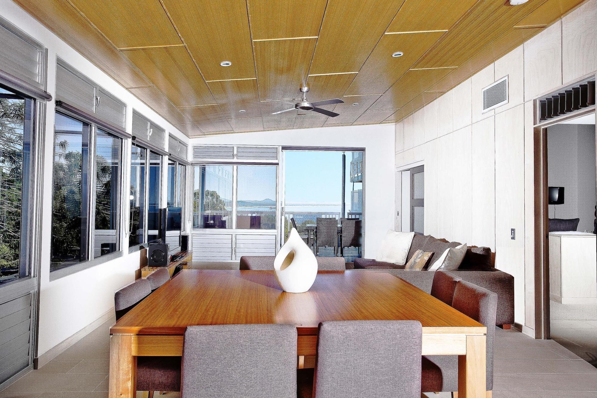 Peppers Noosa Resort And Villas Екстериор снимка A living room with a ceiling fan